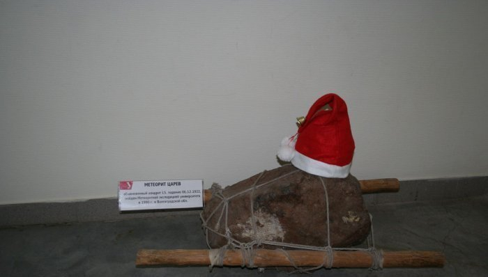 На Урале нарядили в Деда Мороза самый крупный метеорит Волгоградской области