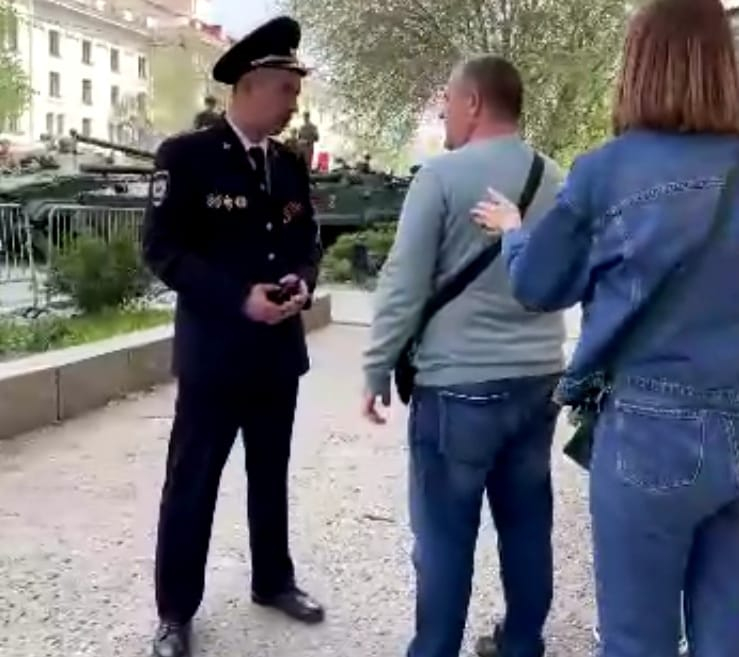 В Волгограде конфликт полицейского и прохожего с ребенком попал на видео