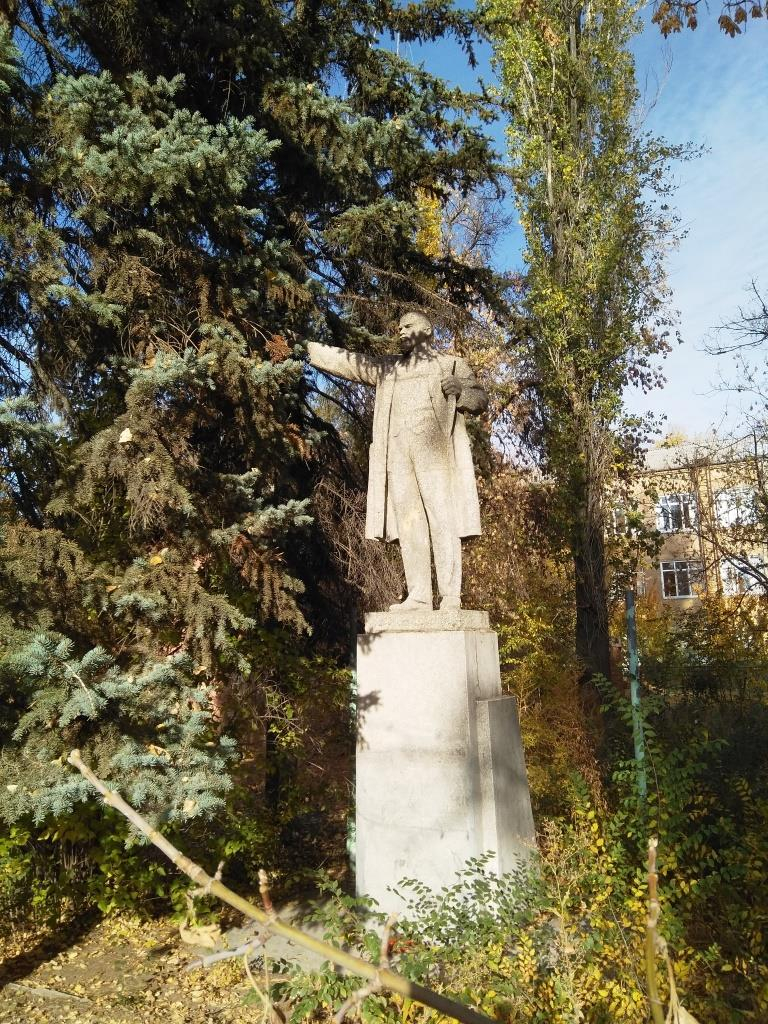 «Это плевок на Конституцию РФ»: в Волгограде демонтировали памятник Ленину в годовщину Октября