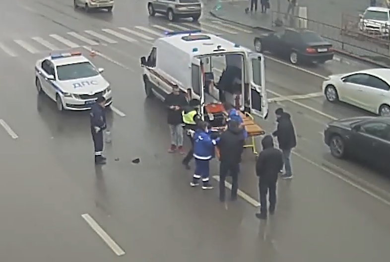 Перебегающий дорогу в Волгограде пешеход попал под колеса авто: видео ДТП
