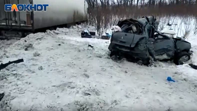 Опубликовано видео с места ДТП с 5 погибшими в Волгоградской области: авто было на летней резине