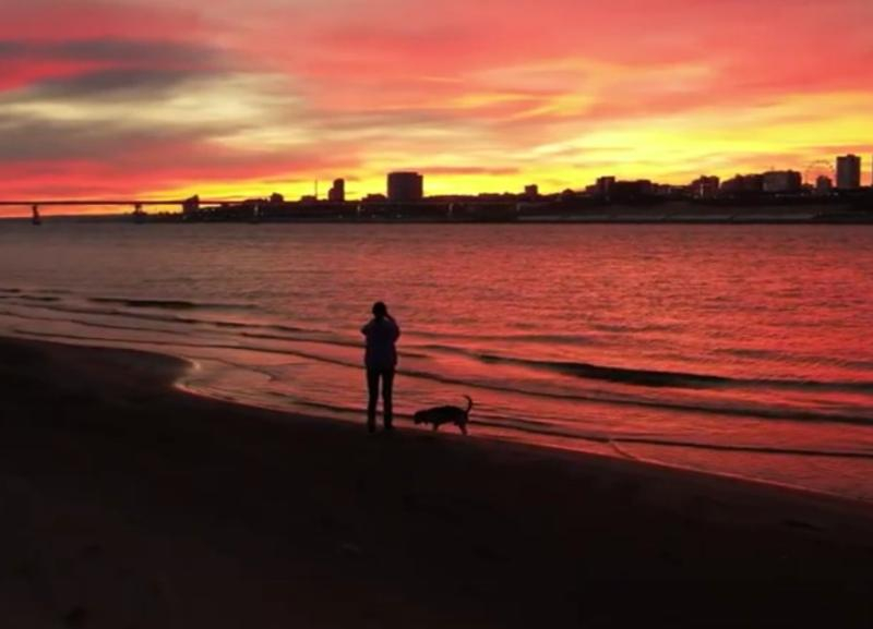 Необыкновенно яркий декабрьский закат сняли на видео в Волгограде