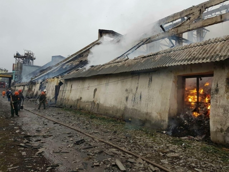 Несколько часов полыхает пожар на маслоэкстракционном заводе Урюпинска