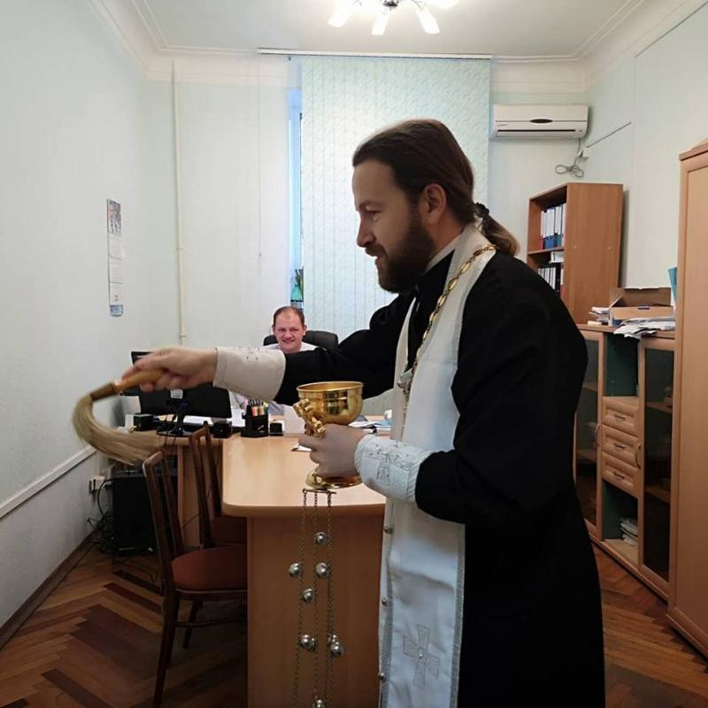В Волгограде священник освятил администрацию вместе с чиновниками