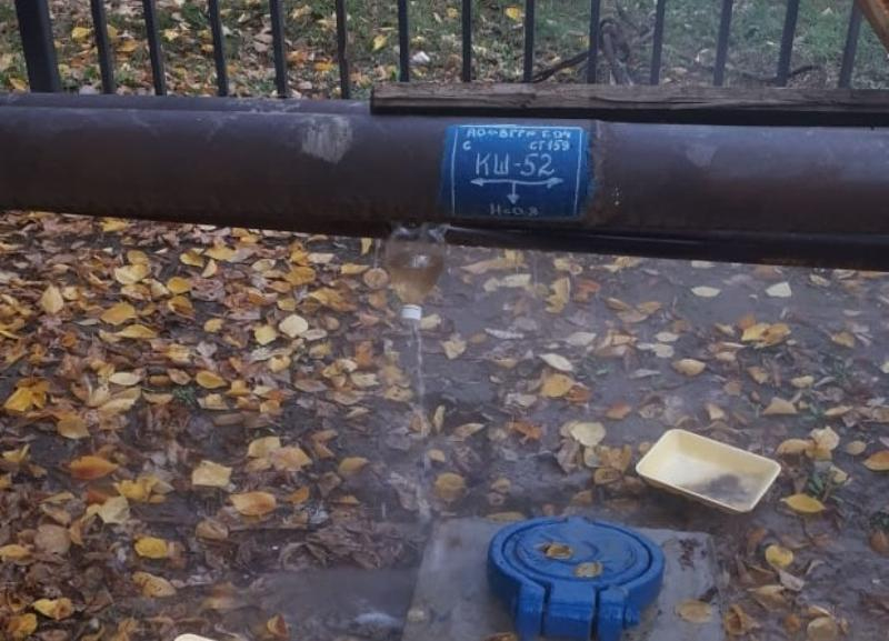 Четвертый день подряд горячая вода льется потоком у лицея №10 в Волгограде