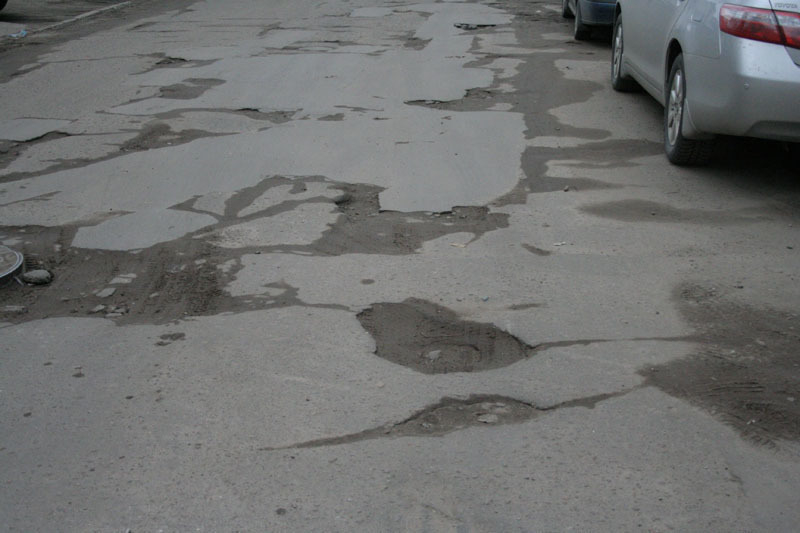 Горожане стыдятся грязи на улицах и плохих дорог Волгограда