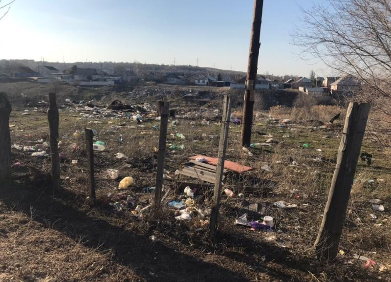 Стела 64-й армии в Кировском районе Волгограда утопает в мусоре жителей частного сектора