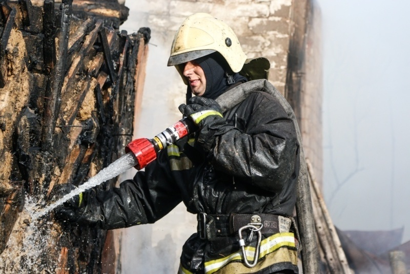 Школьник получил ожог ног в загоревшемся в Волгограде дачном доме