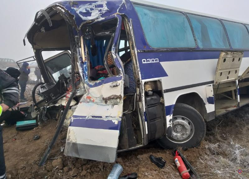При столкновении рейсового автобуса с КамАЗом в Волгоградской области чудом никто не погиб