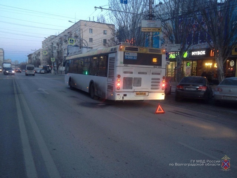 Toyota Rav4 протаранила автобус в Волгограде: пассажир автобуса в больнице