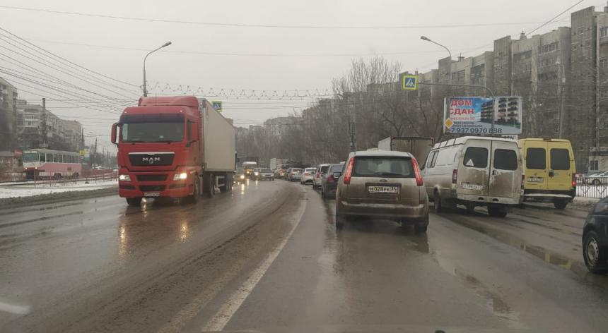 Дальнобойщик из Калмыкии на фуре протаранил Chevrolet в Волгограде: водитель в больнице