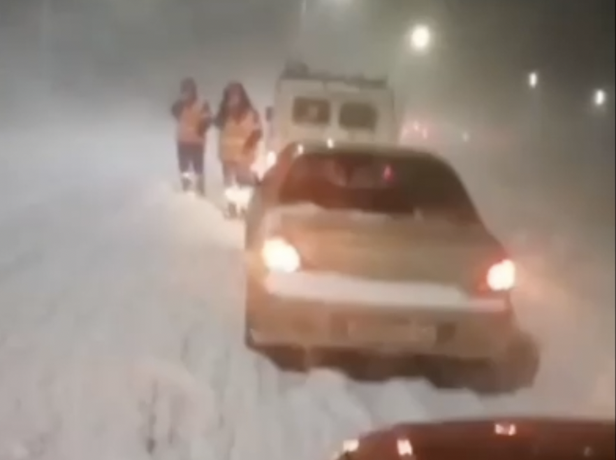 В Волгограде автомобили стали заложниками снежного плена: видео