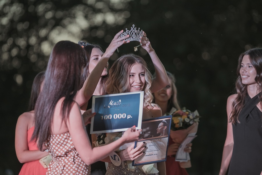 Физрука из Волгограда признали королевой красоты и наградили 100 тысячами рублей