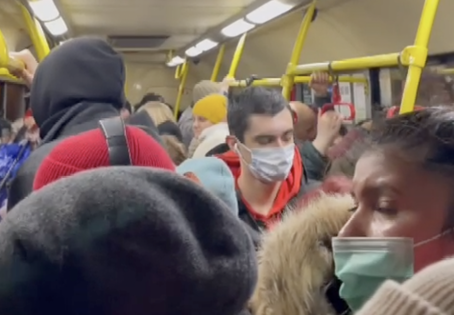 Месиво из пассажиров в переполненном автобусе в Волгограде сняли на видео