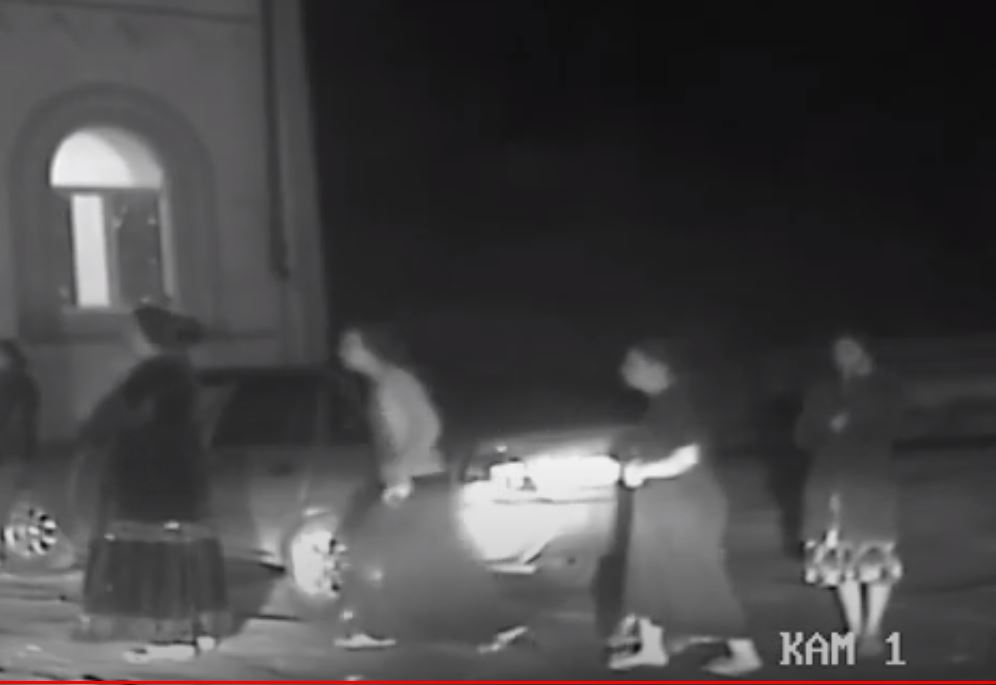 Опубликовано видео, как семейство цыган выбежало спасать родственника от инспекторов ДПС в Волгограде